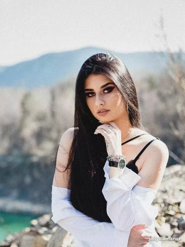 Yana, 22